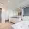 Ocean Surf - Luxury Apartment with Ocean Views