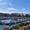 Bright and Central 2 Bedroom with Harbour view