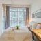 The Snug 1plus1 Suite with Free Parking