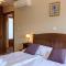 Rustic villa Catarina with pool in Tinjan