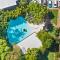 Emohruo 3 Bedroom Family Apartment at Rainbow Shores Resort