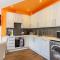 Bright cheery 4 bd apartment by Brighton Station
