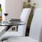 Bright cheery 4 bd apartment by Brighton Station