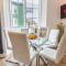 Bright cheery 4 bd apartment by Brighton Station