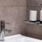 Bright cheery 4 bd apartment by Brighton Station