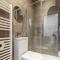 Bright cheery 4 bd apartment by Brighton Station