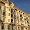 GRAND HÔTEL Golden Square 3 min to Beach Green Corridor View AC