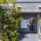 Trendy 2BR Duplex De Waterkant by CTHA