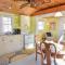 Bright Cottage Close to Bayside Beaches