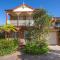 Aquamarine - modern & bright Huskisson townhouse