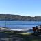 Cabaña con costa de lago