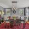 Aunt Beas Bungalow - Pet Friendly - Hot Tub - Screen Porch - Wifi - Fenced Yard - King Bed - Town