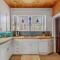 Aunt Beas Bungalow - Pet Friendly - Hot Tub - Screen Porch - Wifi - Fenced Yard - King Bed - Town