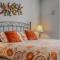 Aunt Beas Bungalow - Pet Friendly - Hot Tub - Screen Porch - Wifi - Fenced Yard - King Bed - Town