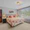 Aunt Beas Bungalow - Pet Friendly - Hot Tub - Screen Porch - Wifi - Fenced Yard - King Bed - Town