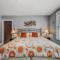 Aunt Beas Bungalow - Pet Friendly - Hot Tub - Screen Porch - Wifi - Fenced Yard - King Bed - Town