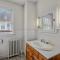 Aunt Beas Bungalow - Pet Friendly - Hot Tub - Screen Porch - Wifi - Fenced Yard - King Bed - Town