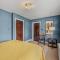 Aunt Beas Bungalow - Pet Friendly - Hot Tub - Screen Porch - Wifi - Fenced Yard - King Bed - Town