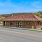 Aunt Beas Bungalow - Pet Friendly - Hot Tub - Screen Porch - Wifi - Fenced Yard - King Bed - Town