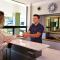 456 Embarcadero Inn & Suites