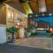 Econo Lodge Inn & Suites