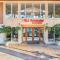 Econo Lodge Inn & Suites