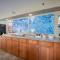 Econo Lodge Inn & Suites