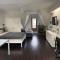 Bright Private Suite in Cabbagetown, Steps to Shops & Downtown Toronto