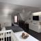 Bright Private Suite in Cabbagetown, Steps to Shops & Downtown Toronto
