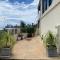 Maison Blue - Chic Garden Apartment - Pet Friendly