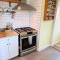 The Orange Door Bungalow- 2-BR w private yard, walkable to cafes & restaurants, 10 min to DT