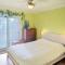 The Orange Door Bungalow- 2-BR w private yard, walkable to cafes & restaurants, 10 min to DT