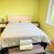 The Orange Door Bungalow- 2-BR w private yard, walkable to cafes & restaurants, 10 min to DT