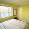The Orange Door Bungalow- 2-BR w private yard, walkable to cafes & restaurants, 10 min to DT
