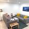 The Orange Door Bungalow- 2-BR w private yard, walkable to cafes & restaurants, 10 min to DT