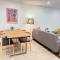 The Orange Door Bungalow- 2-BR w private yard, walkable to cafes & restaurants, 10 min to DT