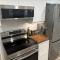 The Orange Door Bungalow- 2-BR w private yard, walkable to cafes & restaurants, 10 min to DT
