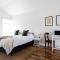 King Bed Studio in the Heart of Richmond