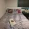 Oakleigh home with Two bedrooms and shared bathroom for guests