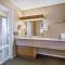 Econo Lodge Inn & Suites