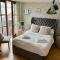 2 Bed Duplex Penthouse Apartment by Mathew Street Sleeps 6