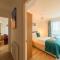 Panoramic Sea-View Family Appartment , Free Parking, Sleeps 6 , Walk to Beach, Station, & Town