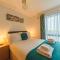 Panoramic Sea-View Family Appartment , Free Parking, Sleeps 6 , Walk to Beach, Station, & Town