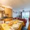 Panoramic Sea-View Family Appartment , Free Parking, Sleeps 6 , Walk to Beach, Station, & Town