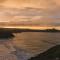 Panoramic Sea-View Family Appartment , Free Parking, Sleeps 6 , Walk to Beach, Station, & Town