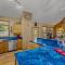 Blue Badger Cottage -Wifi, Fire Pit, Fireplace, Screen Porch, Game Room, King Bed, Grill
