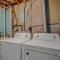 Blue Badger Cottage -Wifi, Fire Pit, Fireplace, Screen Porch, Game Room, King Bed, Grill