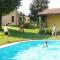 Cascina tra le vecchie vigne con piscina