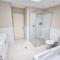 The White Pearl Apartment Direct Ocean Views Top Floor