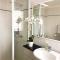 10 CBD Resort 2BR Secure Suite Pool Gym & Parking